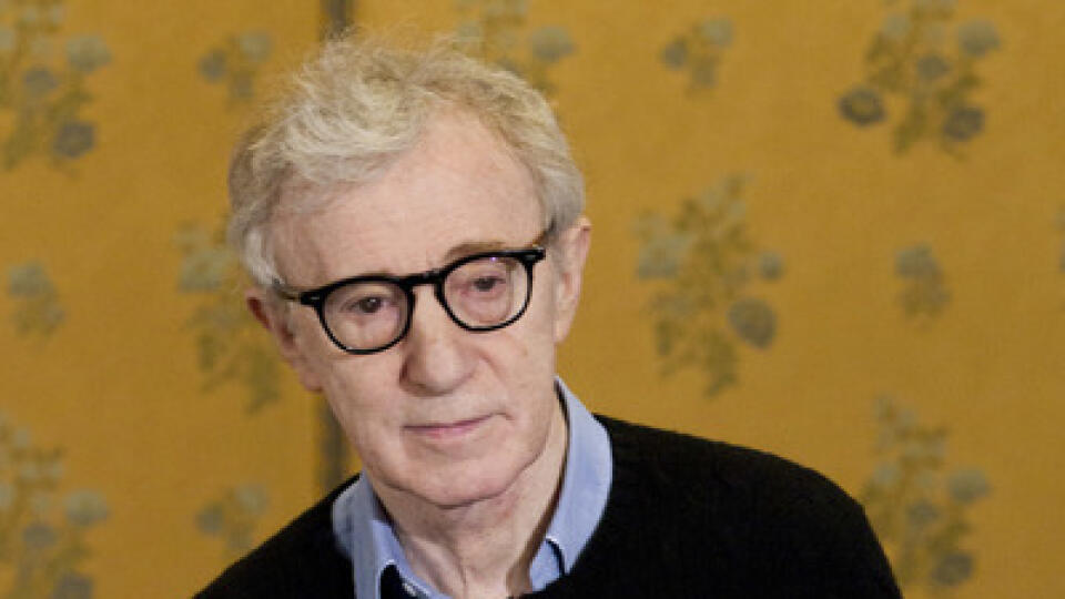 Woody Allen sa zatiaľ k obvineniu zo sexuálneho zneužívania vyjadruje prostredníctvom svojej hovorkyni, sľubuje však, že vystúpi už čoskoro.