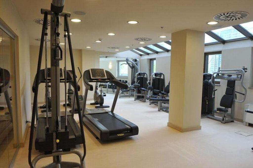 Pozrite si Širokého hotel