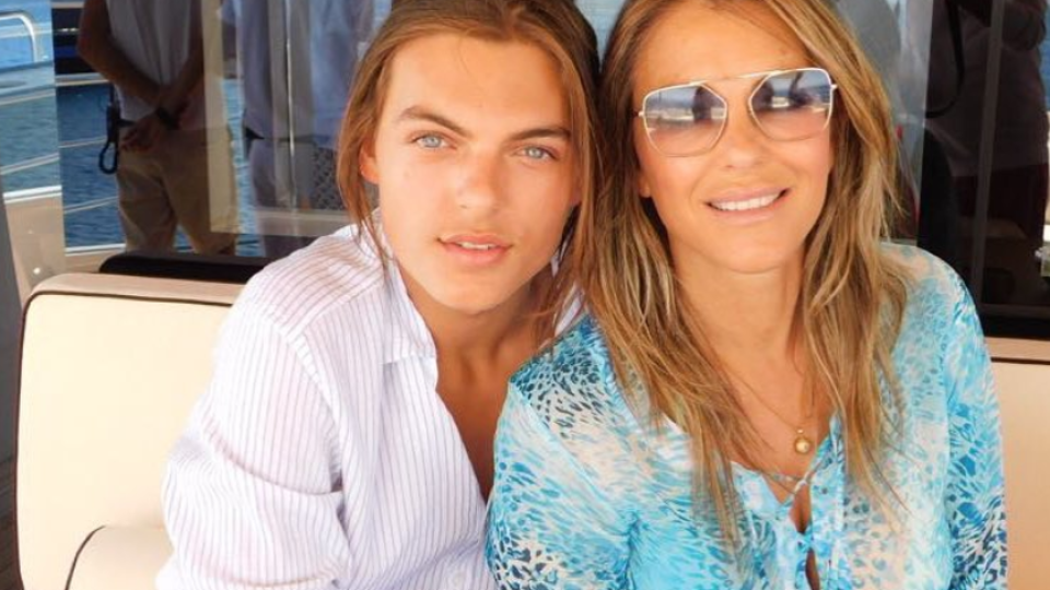 Damian Hurley sa na svoju mamu podobá stále viac.