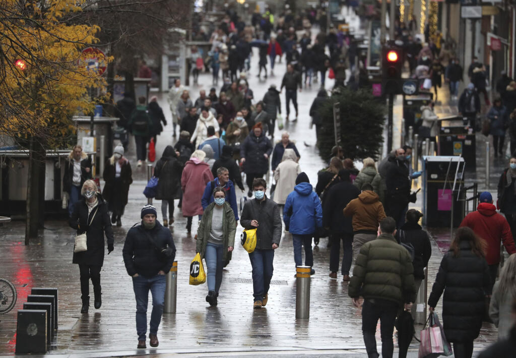 JB 14 Glasgow - Ľudia s ochrannými rúškami kráčajú po ulici Buchanan Street v škótskom Glasgowe 17. novembra 2020. V Škótsku začnú platiť tento týždeň prísnejšie reštriktívne opatrenia v boji proti narastajúcim prípadom ochorenia COVID-19. FOTO TASR/AP 

People walk along Buchanan Street in Glasgow, Scotland, Tuesday Nov. 17, 2020. 11 local authorities in Scotland, including Glasgow, are to be placed into its highest tier of coronavirus restrictions this week. The restrictions, which are similar