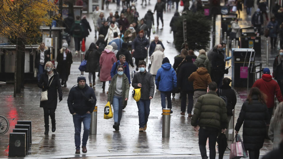 JB 14 Glasgow - Ľudia s ochrannými rúškami kráčajú po ulici Buchanan Street v škótskom Glasgowe 17. novembra 2020. V Škótsku začnú platiť tento týždeň prísnejšie reštriktívne opatrenia v boji proti narastajúcim prípadom ochorenia COVID-19. FOTO TASR/AP
People walk along Buchanan Street in Glasgow, Scotland, Tuesday Nov. 17, 2020. 11 local authorities in Scotland, including Glasgow, are to be placed into its highest tier of coronavirus restrictions this week. The restrictions, which are similar