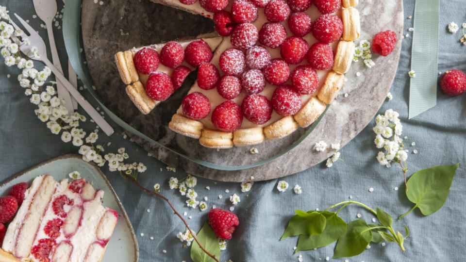 malinová tiramisu torta

recept:
10 PORCIÍ, PRÍPRAVA 45 MINÚT,  VARENIE 10 MINÚT + CHLADENIENa základ:• 50-55 dlhých cukrárskych piškót• 150 ml malinovej šťavy • 500 g čerstvých malín Na vanilkový krém:• 355 ml mlieka • 8 g hladkej múky • 3 žĺtky• 70 g krupicového cukru • 15 g kukuričného škrobu• 30 ml vody• 115 g masla • 1 lyžička vanilkového extraktu • 250 g mascarpone • 450 ml šľahačkovej smotany + 2 lyžice• 70 g práškového cukru • 30 ml vody • 2 a pol lyžičky práškovej želatíny1. Pripravte k