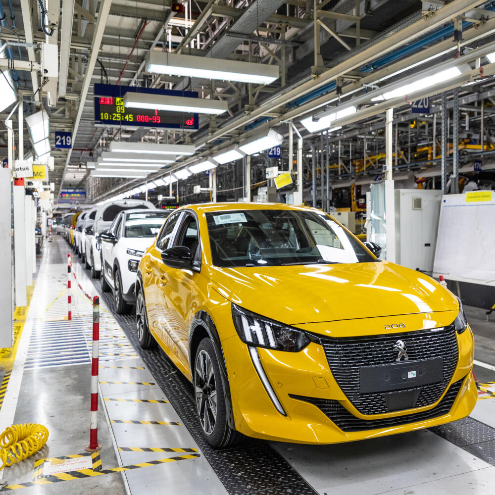 Výroba automobilov Peugeot v závode Stellantis PSA Trnava. Na linke Peugeot 208.