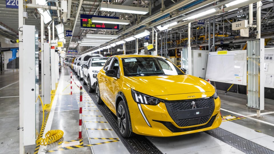 Výroba automobilov Peugeot v závode Stellantis PSA Trnava. Na linke Peugeot 208.