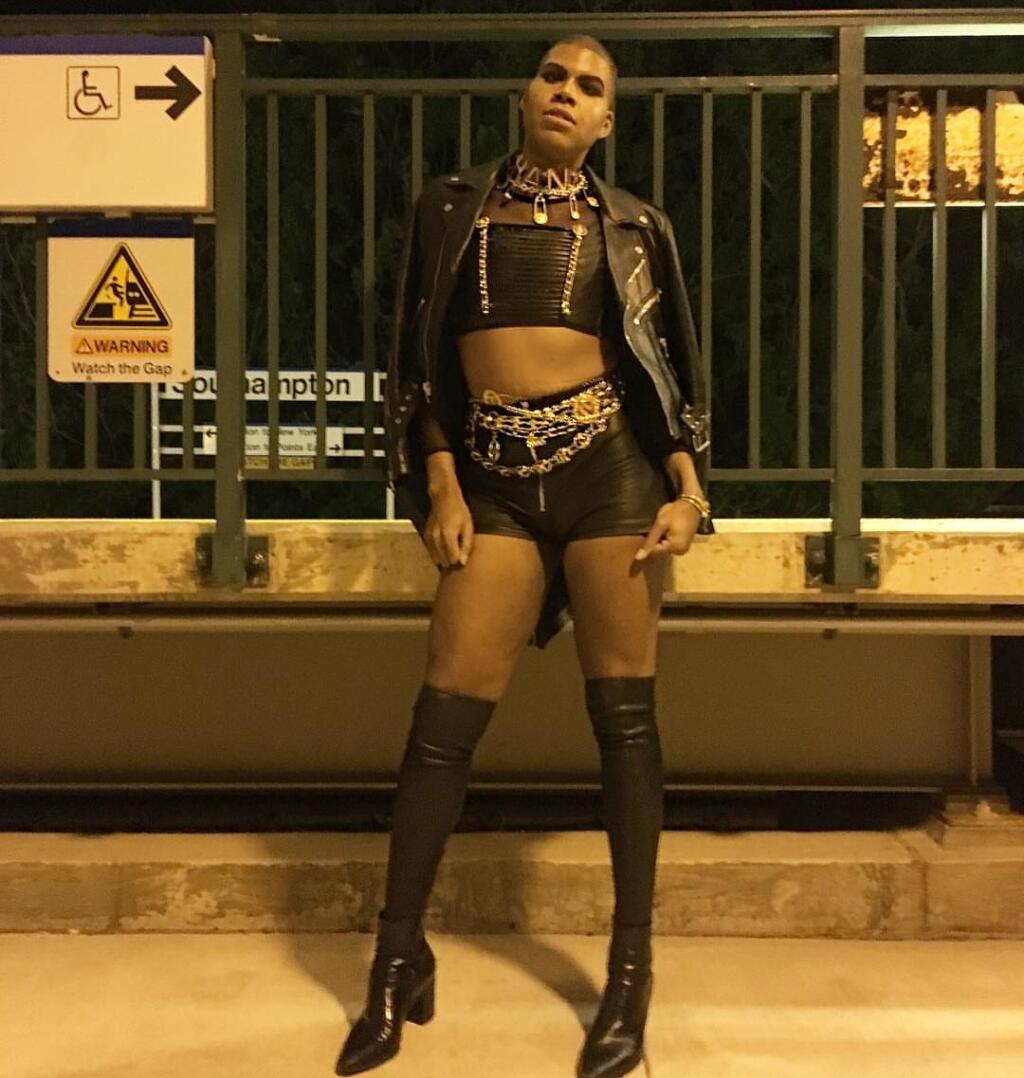 EJ Johnson sa oblieka ako žena a podporuje ho v tom celá rodina.