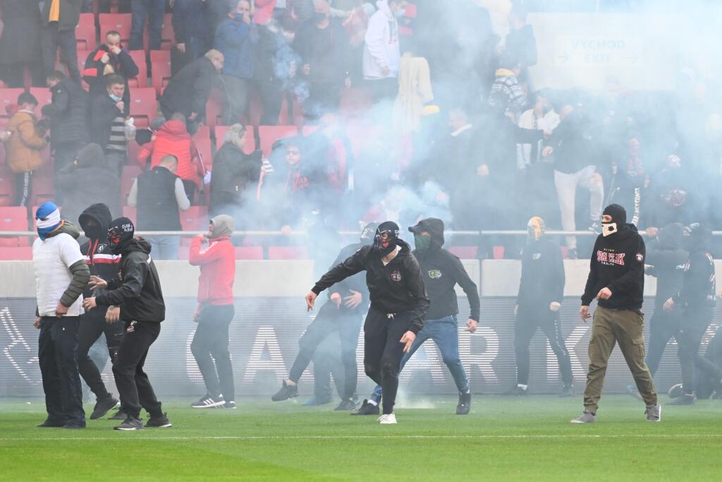 Na snímke bitka medzi fanúšikmi Slovana a Spartaka počas 11. kola futbalovej Fortuna ligy FC Spartak Trnava - ŠK Slovan Bratislava v Trnave v nedeľu 17. októbra 2021. FOTO TASR - Lukáš Grinaj