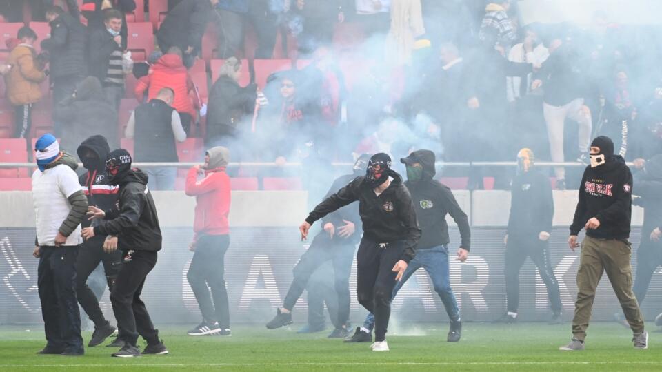 Na snímke bitka medzi fanúšikmi Slovana a Spartaka počas 11. kola futbalovej Fortuna ligy FC Spartak Trnava - ŠK Slovan Bratislava v Trnave v nedeľu 17. októbra 2021.