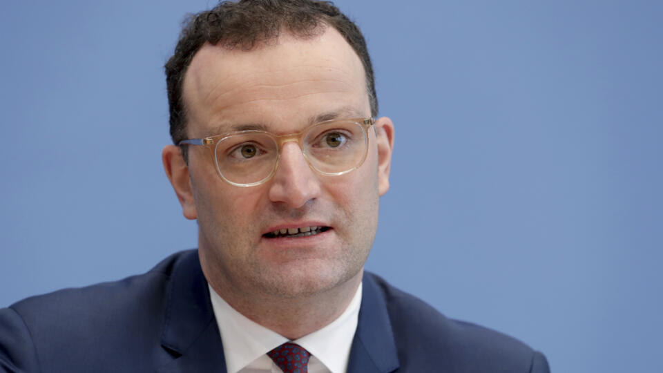 JB 35 Berlín - Nemecký minister zdravotníctva Jens Spahn počas tlačovej konferencie o aktuálnej pandemickej situácii a doterajšom priebehu očkovacej kampane v Berlíne 30. decembra 2020. Nemecko má stále ďaleko k návratu do normálneho života, pretože miera nákazy a úmrtí na koronavírus je naďalej vysoká. Nemecký minister zdravotníctva Jens Spahn to vyhlásil v stredu, teda v deň, keď počet nových úmrtí na ochorenie COVID-19 prekročil v krajine prvýkrát hranicu 1000. Politici v krajine predpovedajú