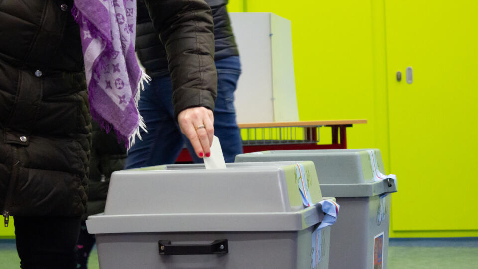 Na snímke volička hlasuje vo volebnej miestnosti na základnej škole v 1. kole prezidentských volieb Českej republiky 13. januára 2023 v Prahe. Voľby sa konajú počas dvoch dní, v piatok sa hlasuje od 14.00 do 22.00 h, v sobotu (14. 1.) budú volebné miestnosti otvorené od 8.00 do 14.00 h. Neoficiálne výsledky prvého kola by mali byť známe v sobotu podvečer. FOTO TASR - Barbora Vizváryová