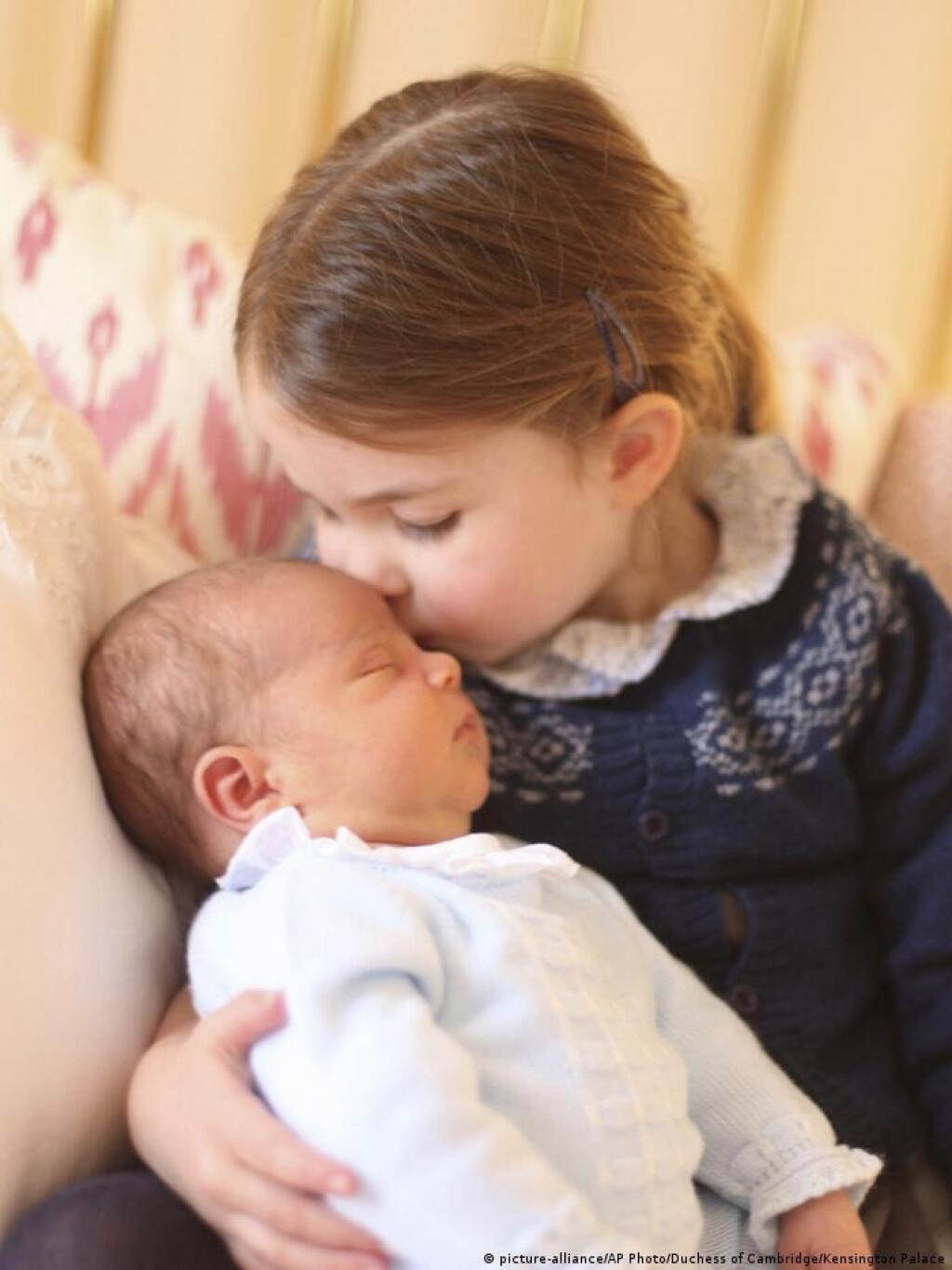 Charlotte na fotke k tretím narodením zapózovala aj s bratčekom Louisom.