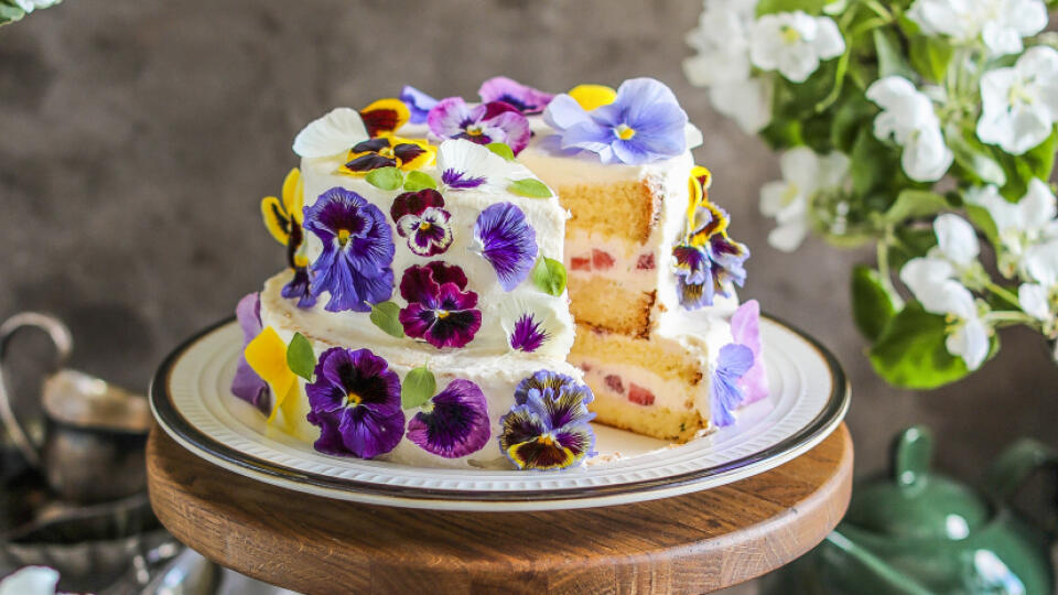 Smotanová torta s jahodami