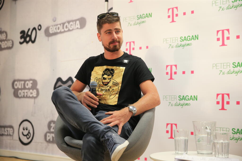 Peter Sagan sa v Bratislave venoval najprv novinárom a potom fanúšikom.