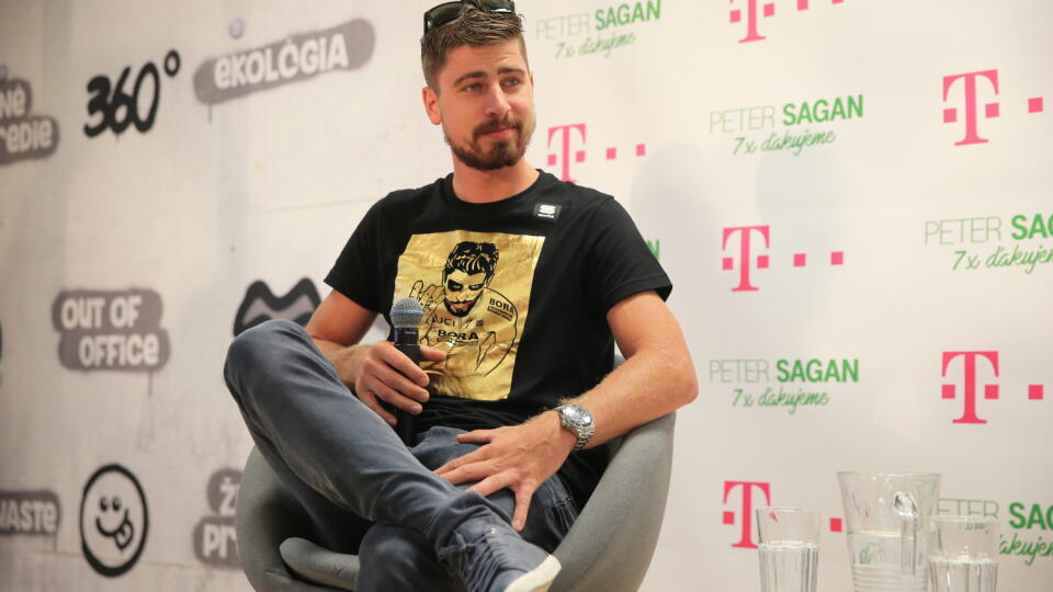 Peter Sagan sa v Bratislave venoval najprv novinárom a potom fanúšikom.