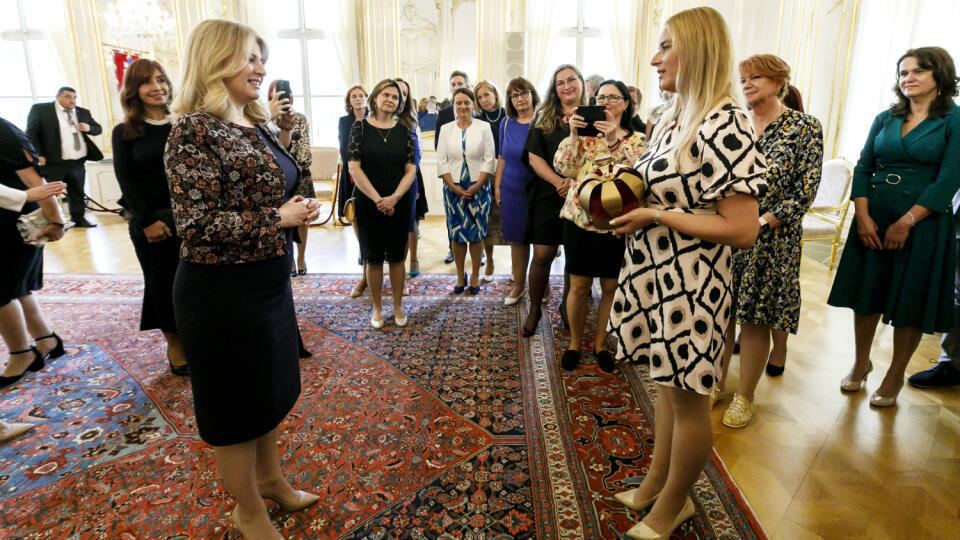 Na snímke zľava prezidentka SR Zuzana Čaputová a laureátka titulu Zlatý Amos 2023 učiteľka Miroslava Križovenská počas prijatia finalistov súťaží Učiteľ Slovenska a Zlatý Ámos a účastníkov Komenského inštitútu v Prezidentskom paláci v Bratislave 27. júna 2023. FOTO TASR - Dano Veselský