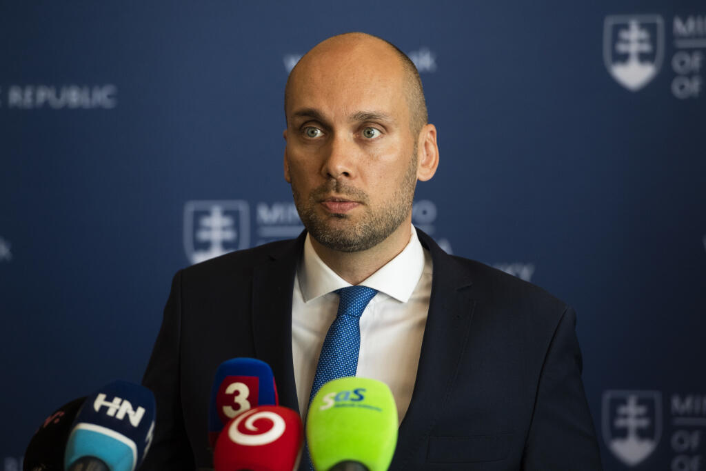 Na snímke štátny tajomník ministerstva hospodárstva SR Karol Galek počas tlačovej konferencie pri príležitosti podpísania memoranda so zahraničnou energetickou spoločnosťou E.ON v Bratislave 30. júla 2020. FOTO TASR - Jaroslav Novák
