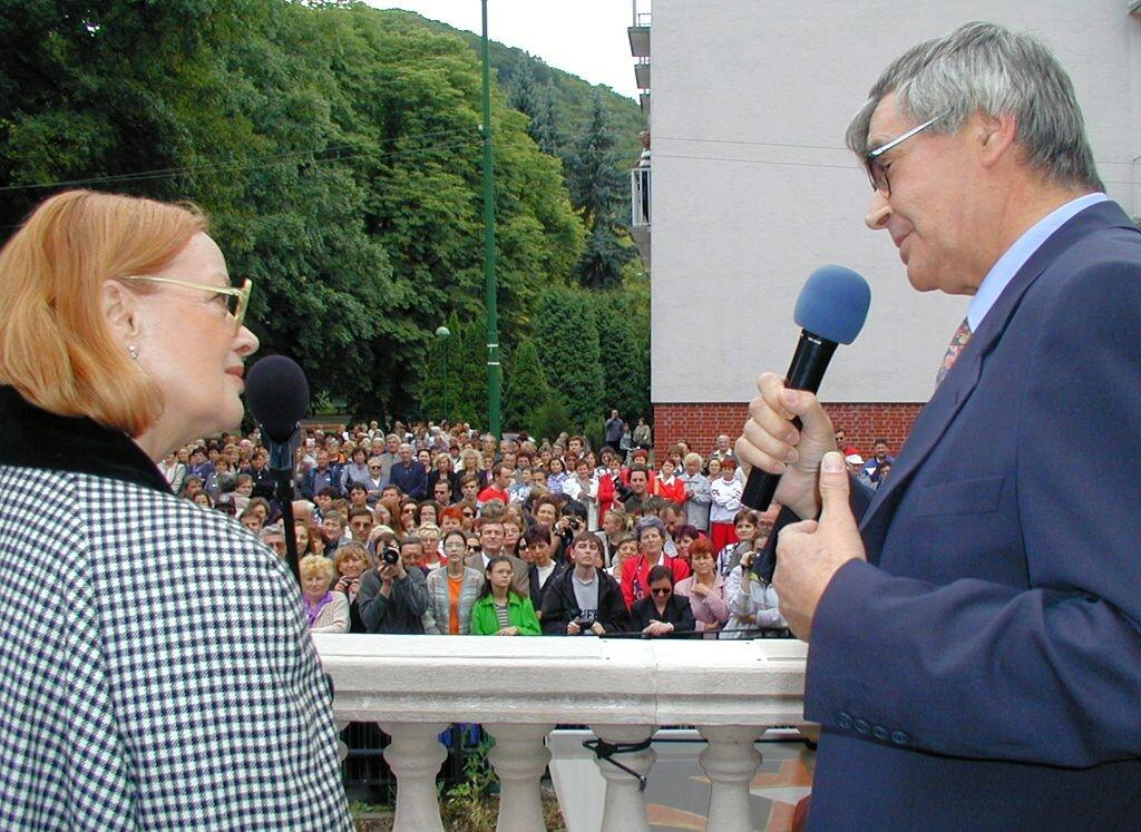 Filmový režisér Peter Hledík víta Janu Brejchovú na Art filme v Trenčianskych Tepliciach.