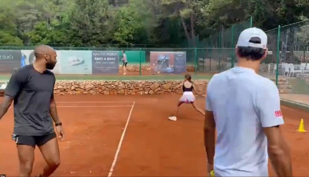 Federerovci ani na dovolenke nezaháľajú a trénujú na kurte. Takto trénuje v Chorvátsku Rogerova dcéra Myla Rose.