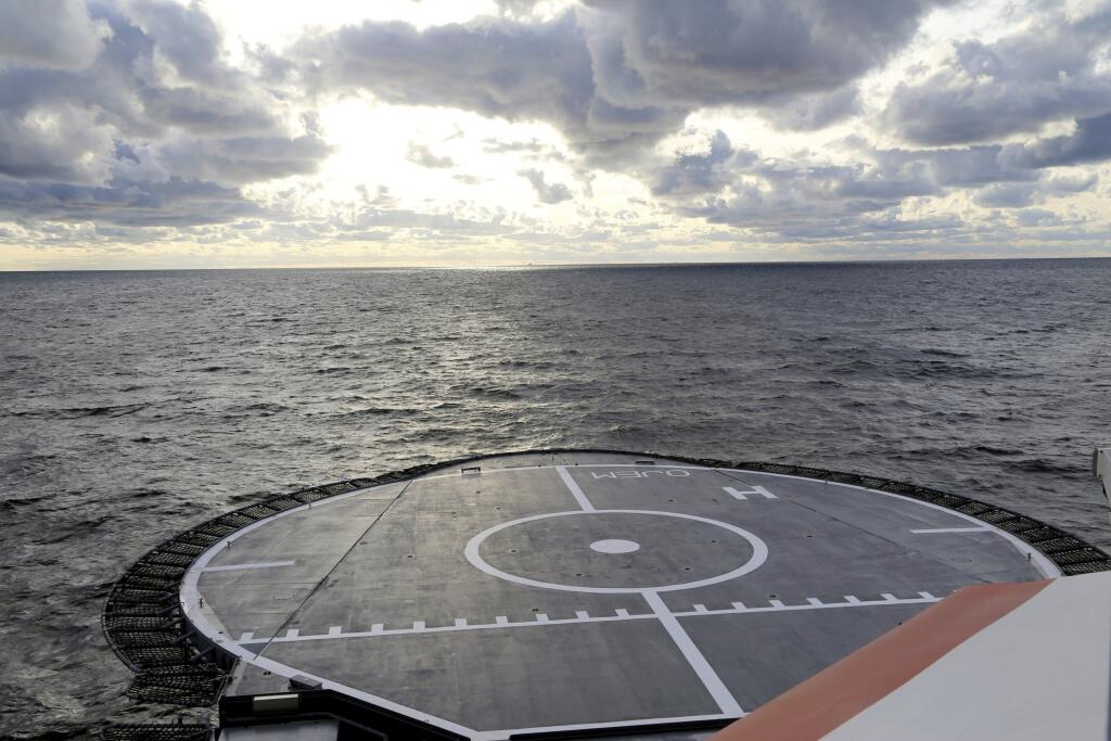Pobrežné plavidlo fínskej pohraničnej stráže Turva na hliadke na mori, utorok 10. októbra 2023 v blízkosti miesta, kde je poškodený plynovod Balticconnector označený vo Fínskom zálive.