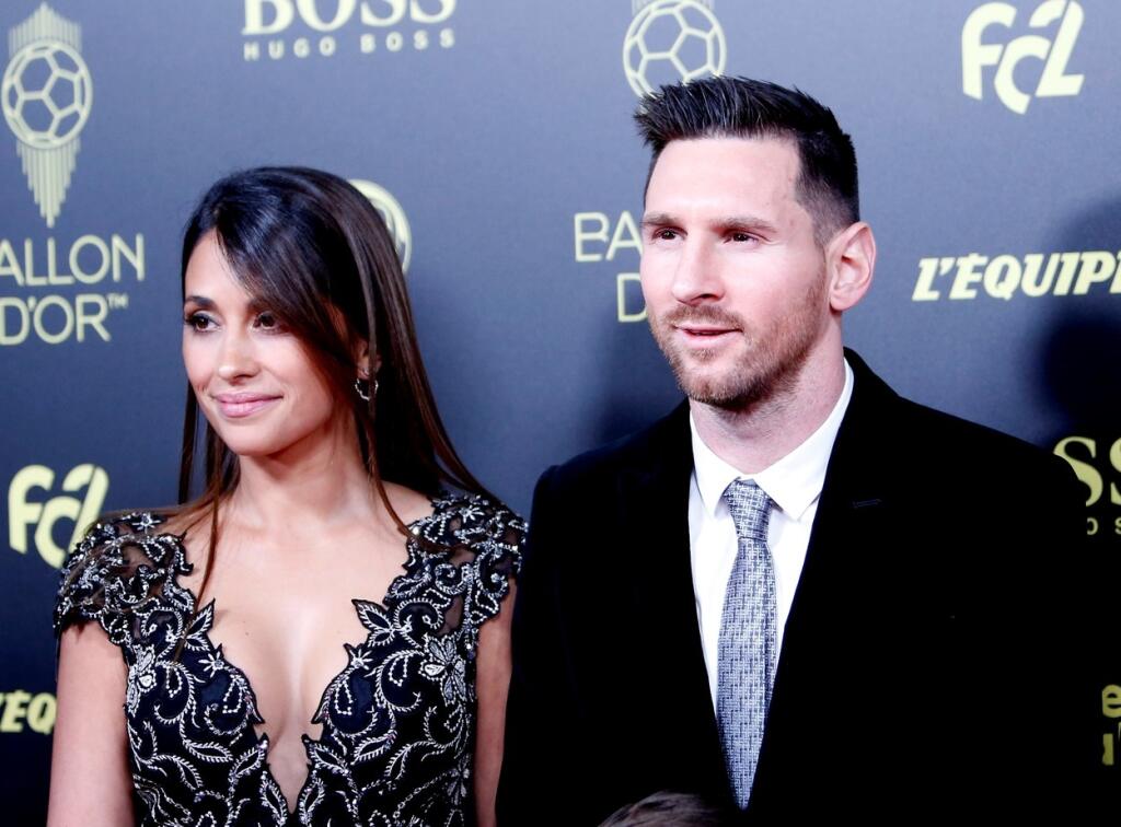 Messiho manželka Antonella predviedla odvážny outfit, v ktorom tradične vyniklo jej poprsie.