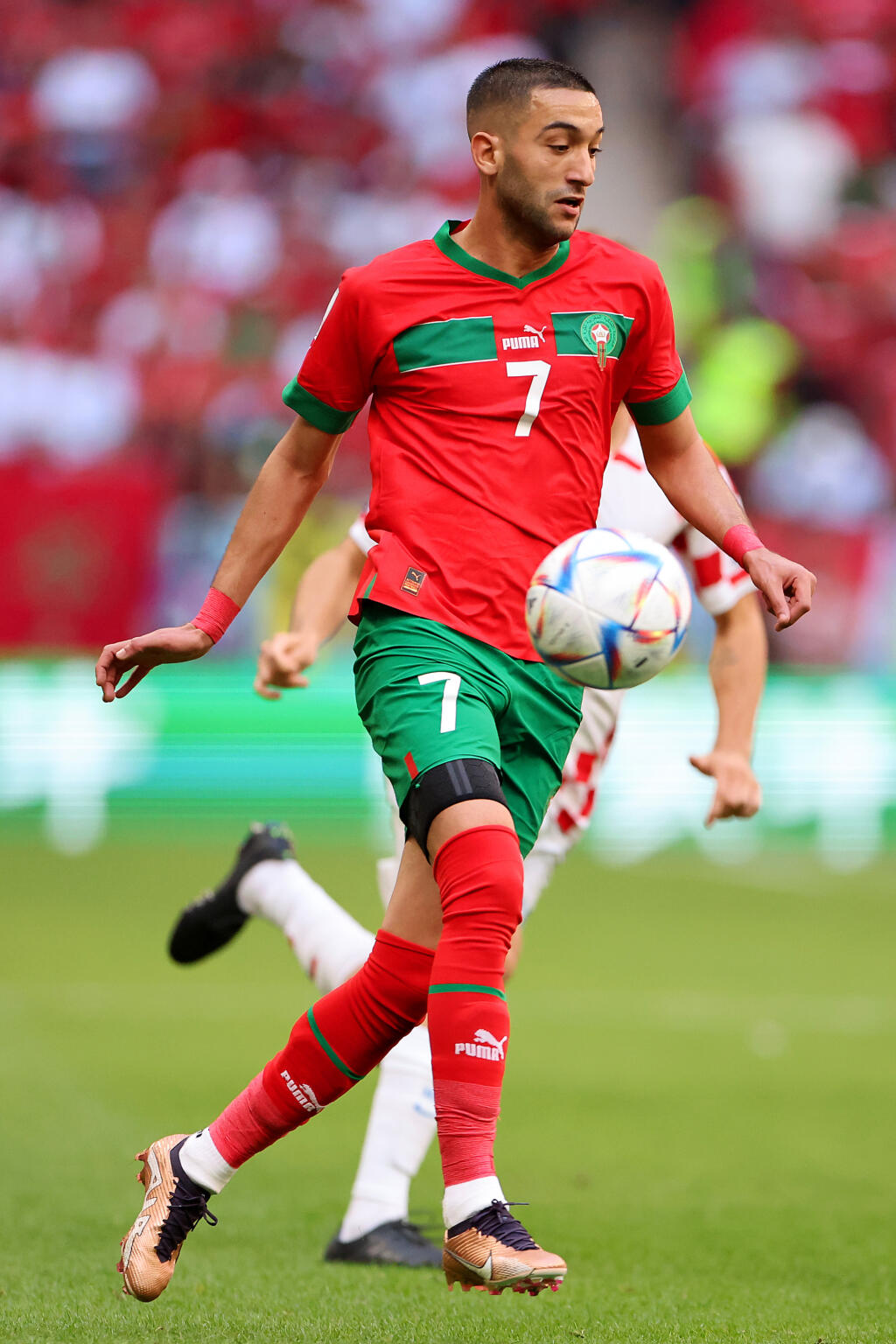 Maročan Hakim Ziyech sa narodil a vyrastal v Holandsku. Na klubovej úrovni hráva za londýnsku Chelsea.