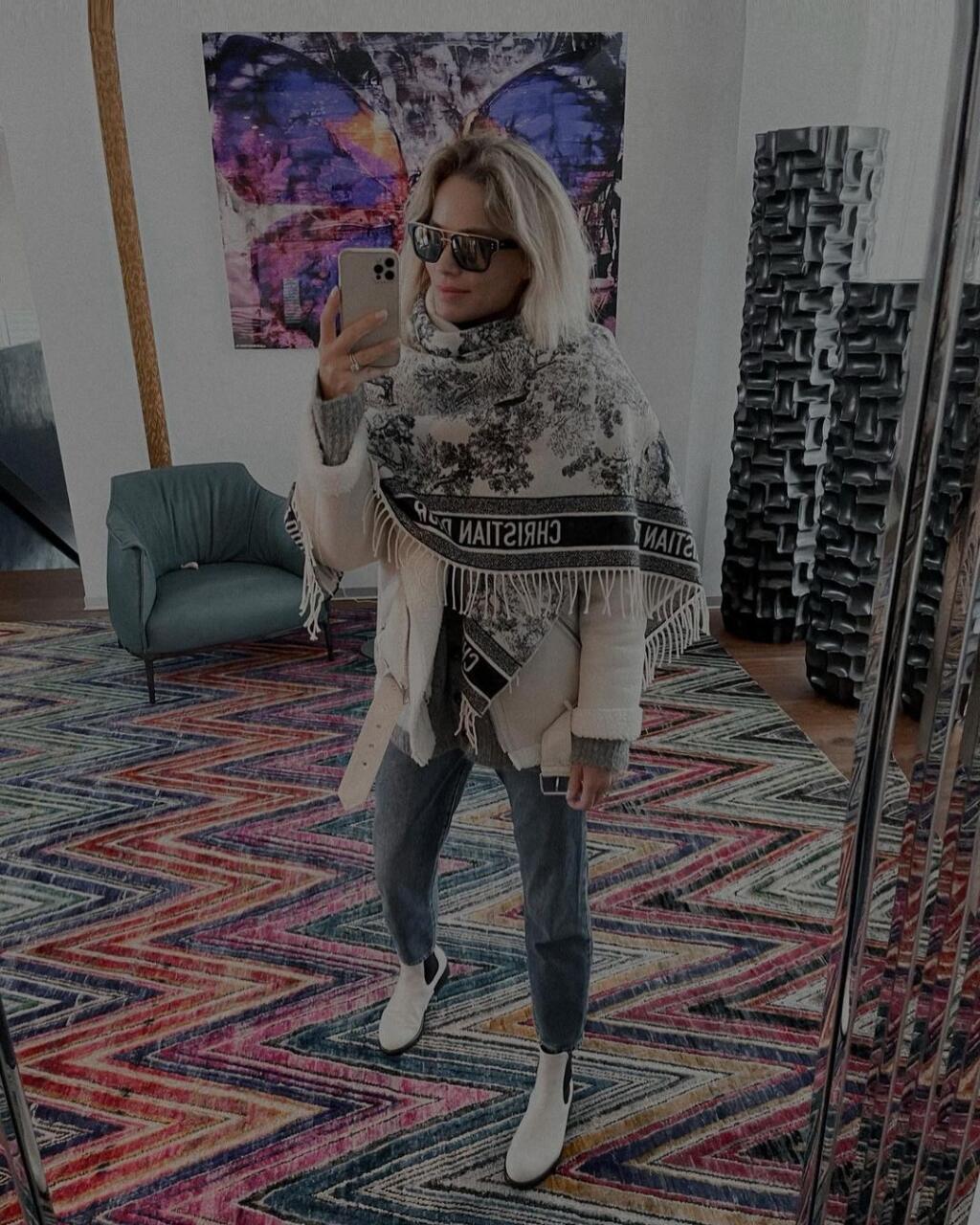 Ivana Gáborík a jej tip, ako nosiť veľkú šatku. Prehodila si ju cez kožušinovú leteckú bundu a vyzerá to fantasticky!