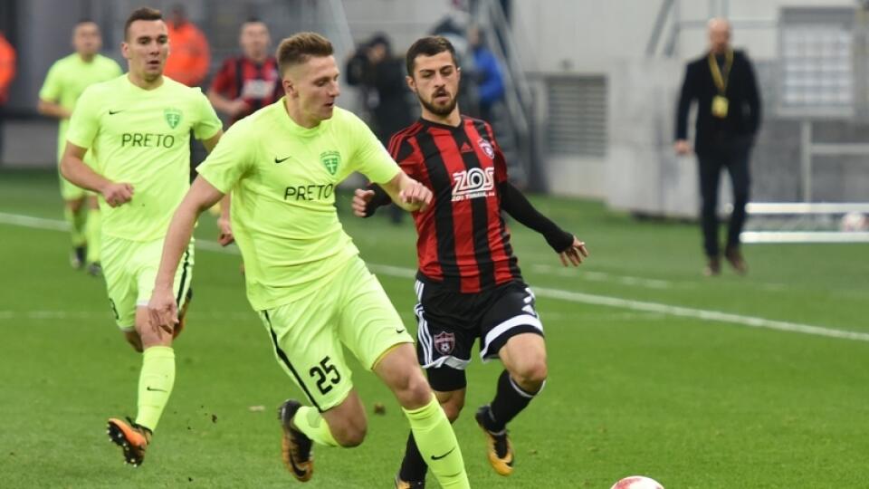 Na archívnej snímke vpravo hráč Trnavy Vakho Čanturišvili a hráč Žiliny Filip Kaša v zápase 17. kola Fortuna ligy vo futbale FC Spartak Trnava - MŠK Žilina v Trnave v sobotu 25. novembra 2017. FOTO TASR – Lukáš Grinaj
