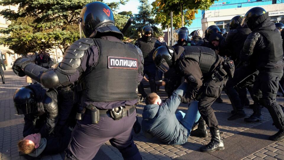 Ruskí policajti zatýkajú demonštrantov v Petrohrade v sobotu 24. septembra 2022 počas protestu proti čiastočnej mobilizácii.