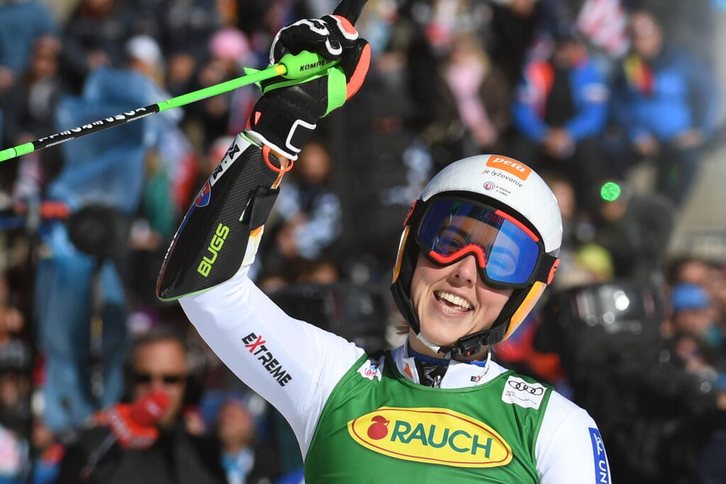 Slovenka Petra Vlhová sa teší v cieli druhého kola obrovského slalomu Svetového pohára alpských lyžiarok na ľadovci Rettenbach v rakúskom Söldene v sobotu 23. októbra 2021. FOTO TASR - Martin Baumann