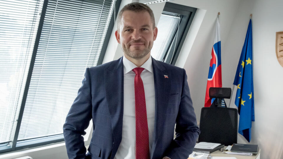 Peter Pellegrini sa rozhodol oslavovať MDŽ s jeho fanúšičkami na podujatí v Trenčíne. Každú dámu dokonca obdaroval.