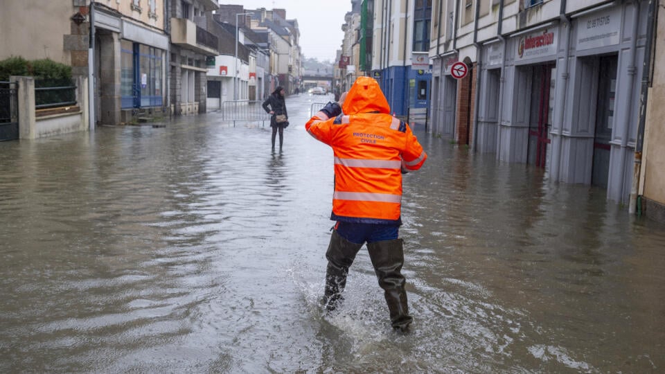 WA 2 Guipry Messac - Záchranár kráča k žene na ulici počas záplav, ktoré spôsobila búrka Ivo v obci Guipry Messac na západe Francúzska v stredu 29. januára 2025. FOTO TASR/AP
A rescue worker walks to a woman in a flooded street as severe flooding hits western France amid storm Ivo, Wednesday, Jan. 29, 2014 in Redon, western France. (AP Photo/Mathieu Pattier)