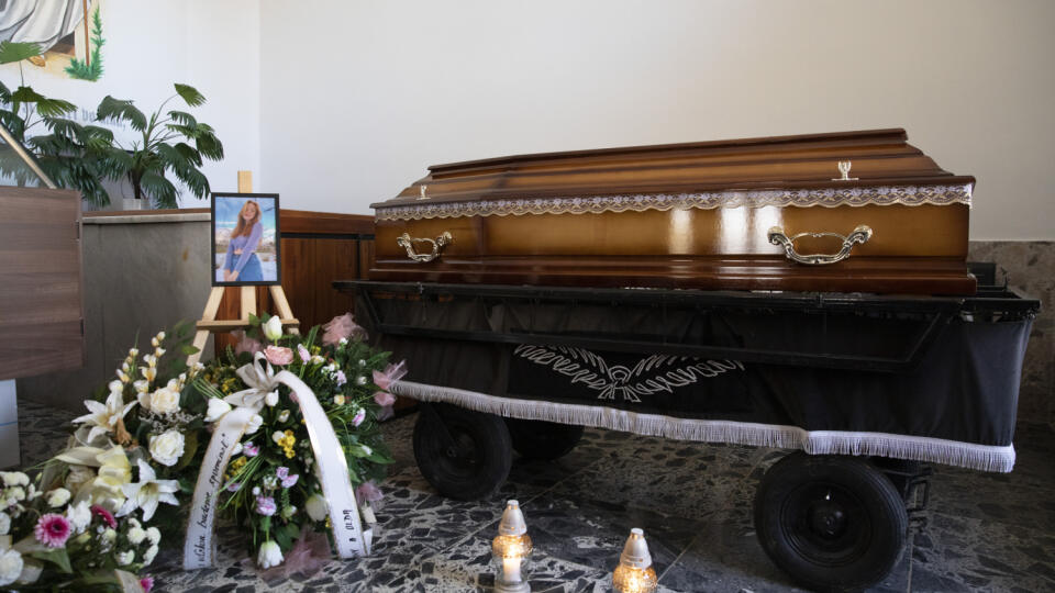 Pohreb tragicky zosnulej študentky Terézie Macalíkovej v Urminciach.