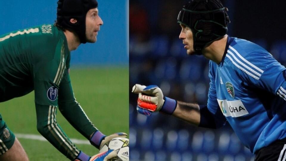 Gólman Chelsea Petr Čech a brankár Prešova Jakub Diviš.