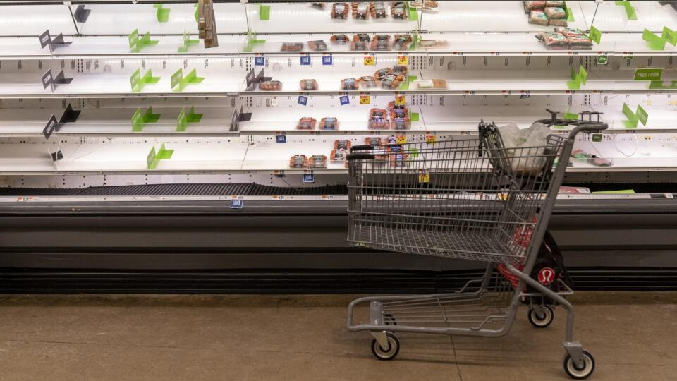 EBE 14 Washington - Opustený nákupný vozík pred poloprázdnym regálom s mäsom v supermarkete vo Washingtone v utorok 4. januára 2022. FOTO TASR/AP
A empty shopping cart sits in front of early empty shelves of meat at a supermarket in Washington, Tuesday, Jan. 4, 2022. (AP Photo/Andrew Harnik)