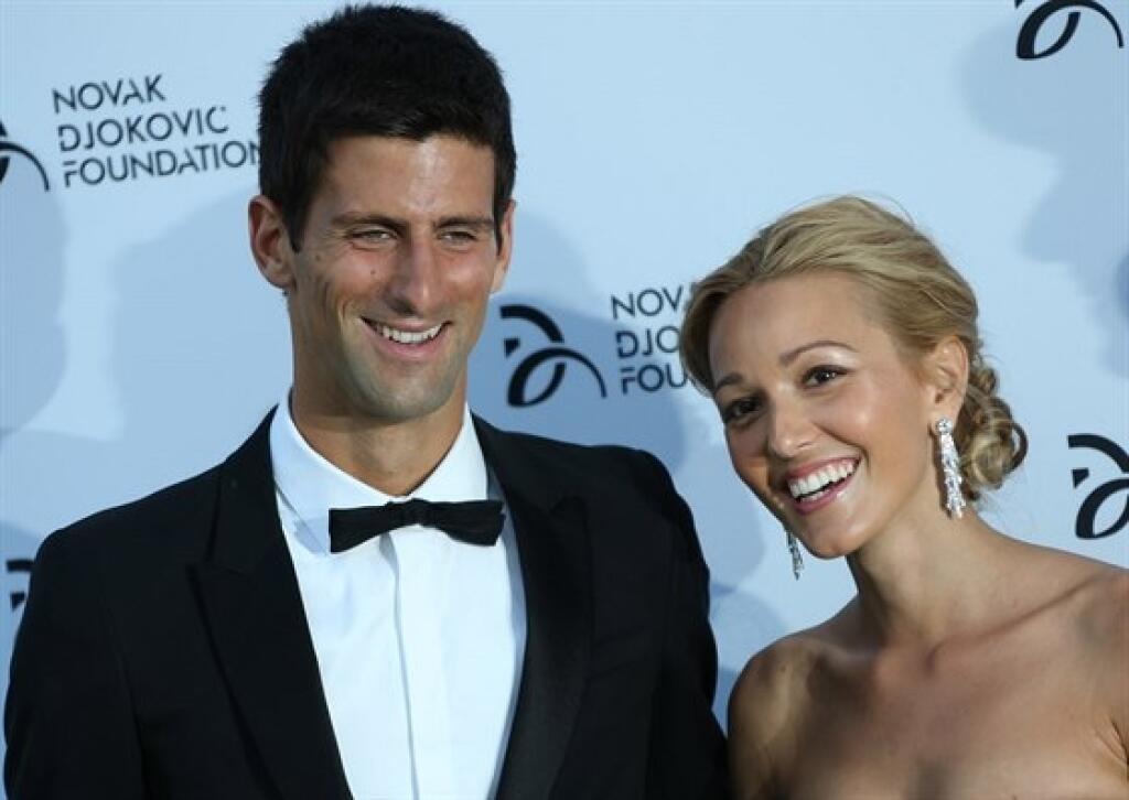 Novak má byť na čo hrdý, pretože nielen, že jeho žena má za sebou kariéru modelky, ale je aj riaditeľkou ich charitatívnej nadácie a tiež sa živí ako spisovateľka. Narodila sa v Belehrade a ovláda viacero svetových jazykov.