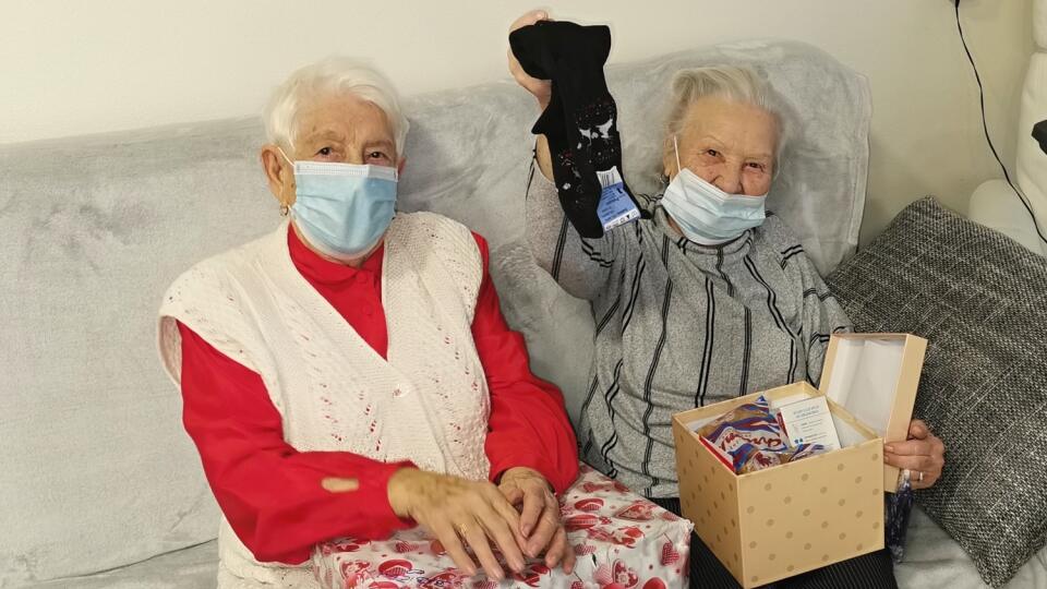 Na snímke seniorky v zariadení sociálnych služieb počas odovzdávania darčekov s názvom podujatia Koľko lásky sa zmestí do krabice od topánok a z projektu Najkrajšie Vianoce 2020. V Martine dňa 16. decembra 2020. FOTO TASR - Erika Ďurčová