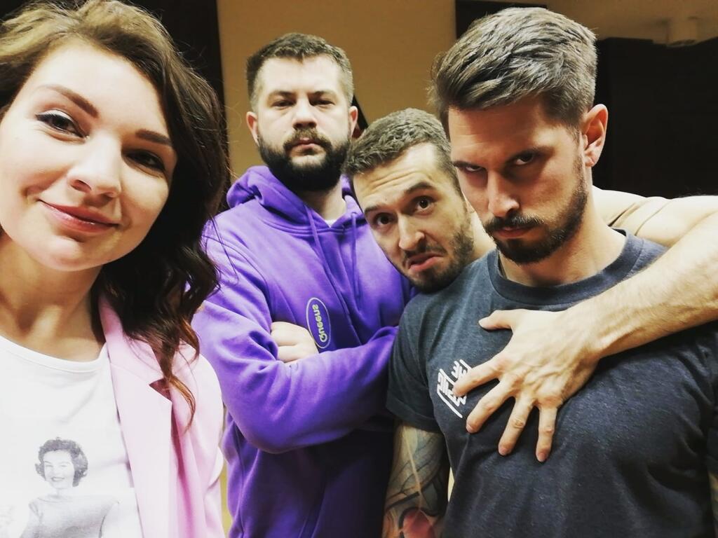 Simona žije s kolegom Joeom Trendym, vo fialovej mikine.