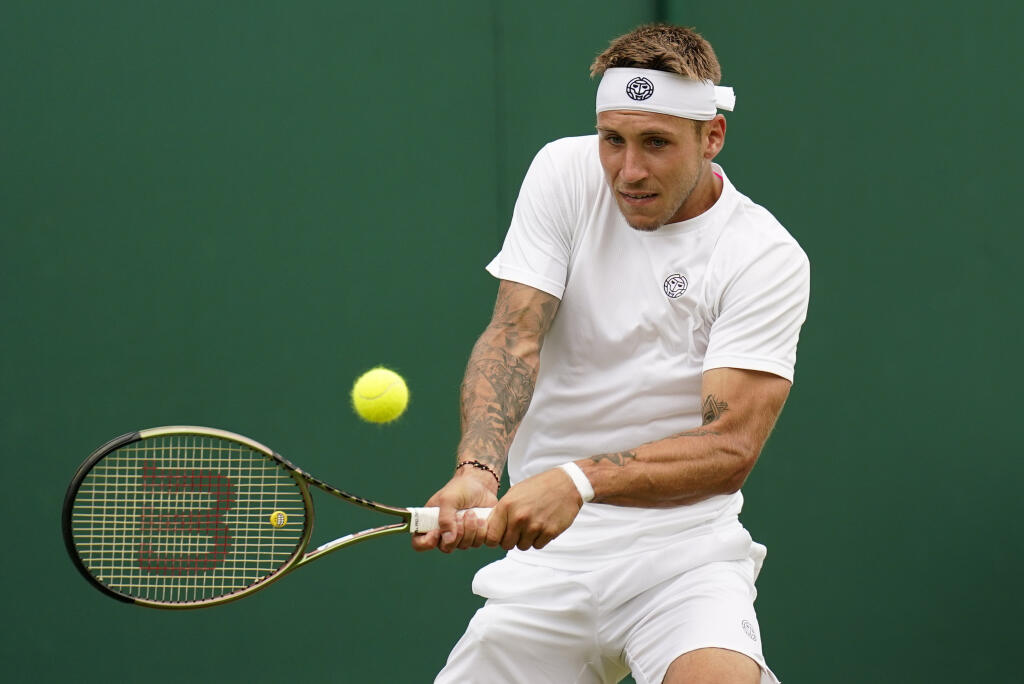 Slovenský tenista Alex Molčan sa prebojoval už do 3. kola wimbledonskej dvojhry. V druhom kole zdolal Američana Marcosa Girona hladko 6:3, 6:2, 6:4.