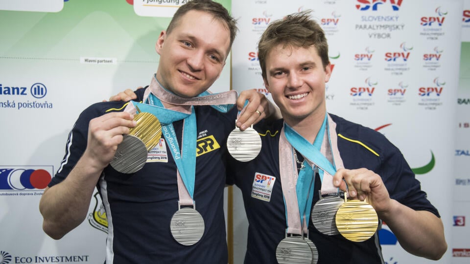 Lyžiar Jakub Krako s navádzačom Branislavom Brozmanom priniesli z olympiády jednu zlatú a tri strieborné medaily.