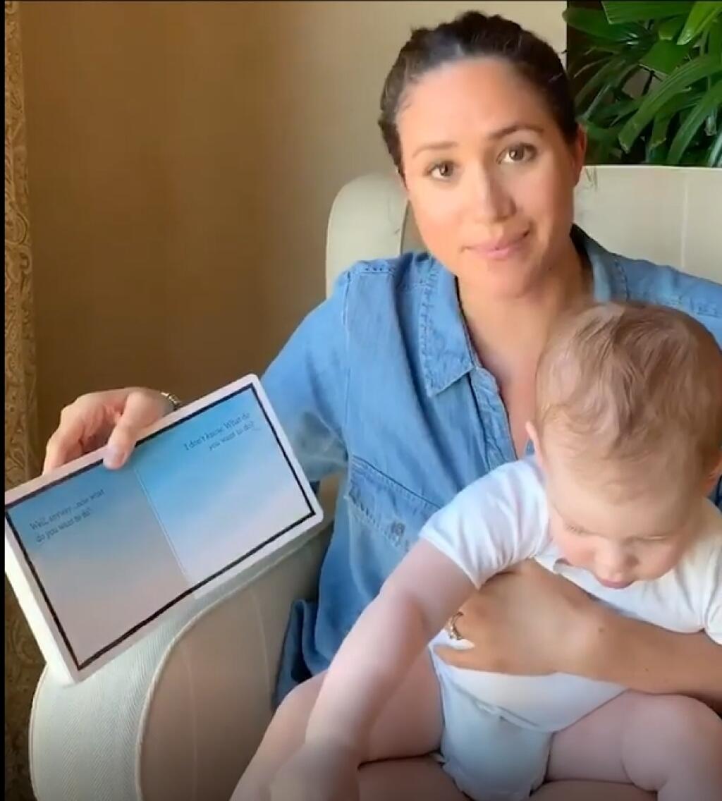 Vojvodkyňa Meghan čítala svojmu synovi Archiemu príbeh z detskej knihy. Video, ktoré zhotovil princ Harry, následne zverejnila britská charitatívna organizácia, ktorú chceli slávni manželia takýmto spôsobom podporiť.