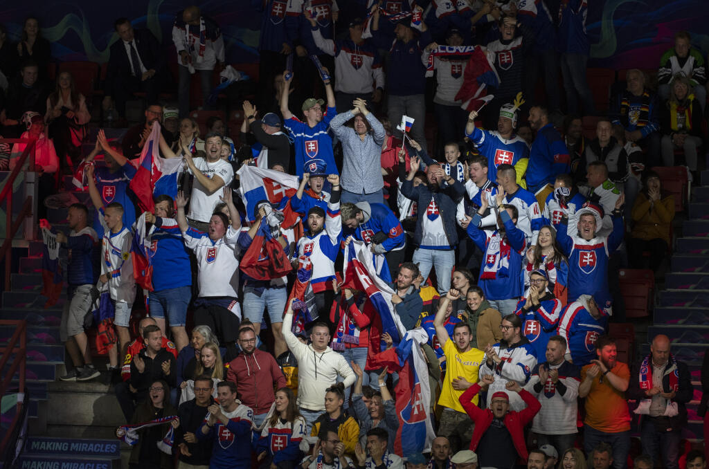 Na snímke slovenskí fanúšikovia sa tešia po strelení gólu počas zápasu základnej A - skupiny Slovensko - Nemecko na 85. majstrovstvách sveta v ľadovom hokeji v Helsinkách v sobotu 14. mája 2022.