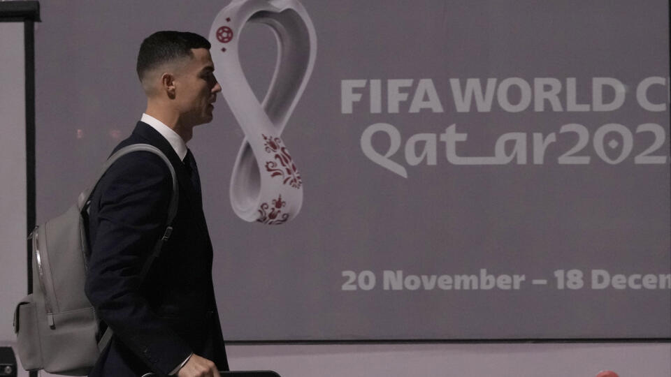 EBE 47 Dauha - Na snímke portugalský futbalový reprezentant Cristiano Ronaldo po prílete na medzinárodnom letisku Hamad v katarskej Dauhe v piatok 18. novembra 2022. Portugalsko odohrá prvý zápas na MS vo futbale proti Ghane 23. novembra. FOTO TASR/AP

 
Cristiano Ronaldo of Portugal's national soccer team arrives at Hamad International airport in Doha, Qatar, Friday, Nov. 18, 2022 ahead of the upcoming World Cup. Portugal will play the first match in the World Cup against Ghana on Nov. 23. (AP 