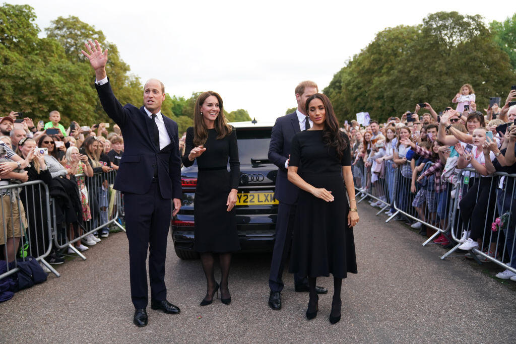 Dojímavý moment, na ktorý čakal celý svet. Willia, Kate, Harry a Meghan opäť spolu.
