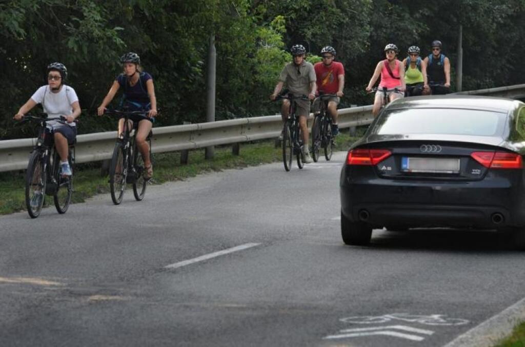 Do práce na bicykli? Len v reklame, cesty na to nie sú