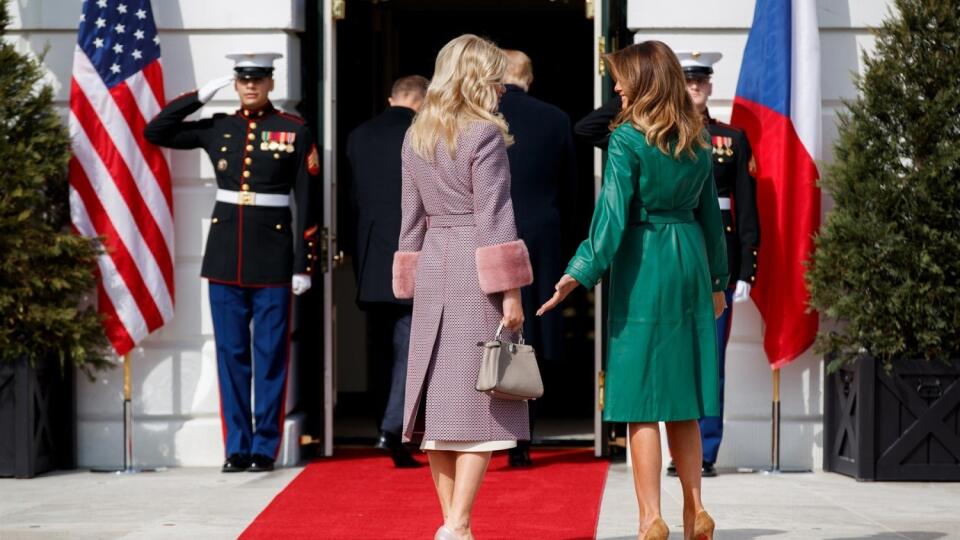 Melania Trumpová a Monika Babišová pred Bielym domom.