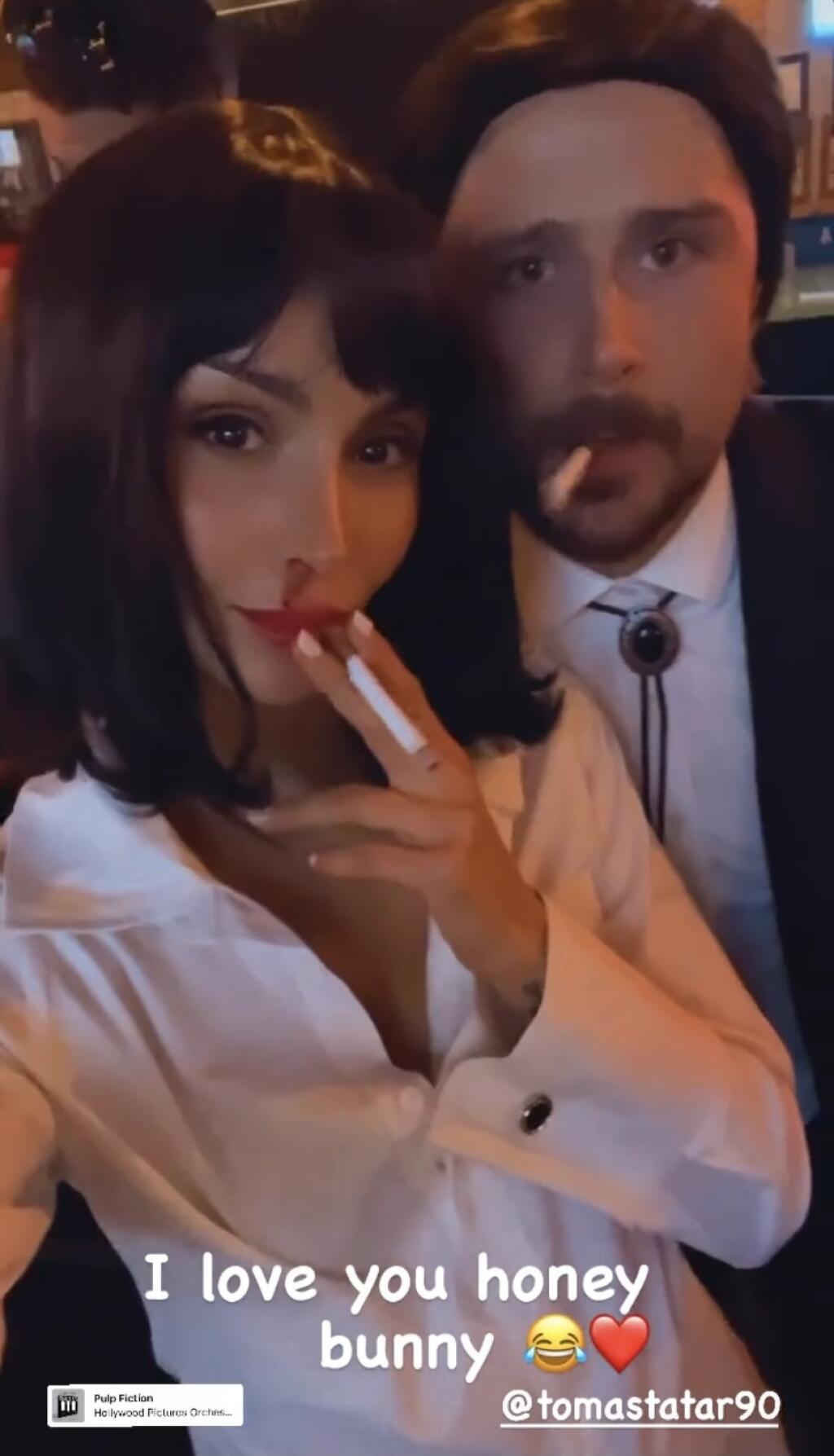 Tomáš Tatar v spoločnosti svojej sexi priateľky na halloweenskej párty. Jeho Veronika sa predviedla ako Angelina Jolie a ukázala aj hlboký výstrih.