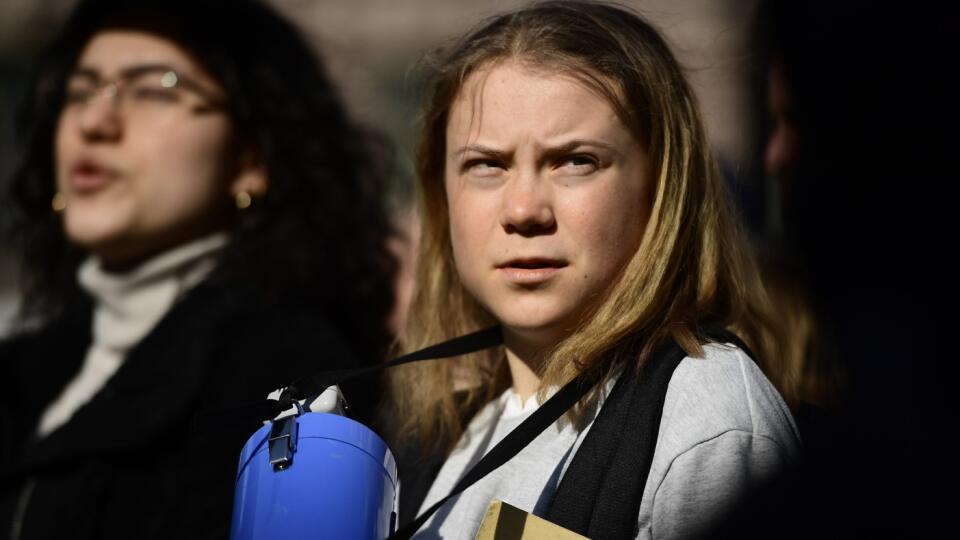 PK 5 Štokholm - Aktivistka Greta Thunbergová kráča mestom počas štrajku za klímu a sociálnu spravodlivosť hnutia Piatky pre budúcnosť v Štokholme v piatok 25. marca 2022. Klimatickí aktivisti zorganizovali v piatok desiatu sériu protestov po svete a požadujú od svetových lídrov dôraznejšie opatrenia proti globálnemu otepľovaniu a niektorí spájajú environmentálny účel s výzvou o ukončenie vojny na Ukrajine. FOTO TASR/AP
Activist Greta Thunberg takes part in a Fridays For Future school strike for