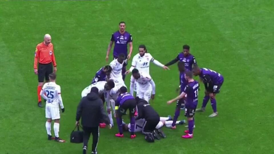 VIDEO Hrozivý moment v zápase francúzskej ligy: Terrier z Lyonu skolaboval priamo na ihrisku!