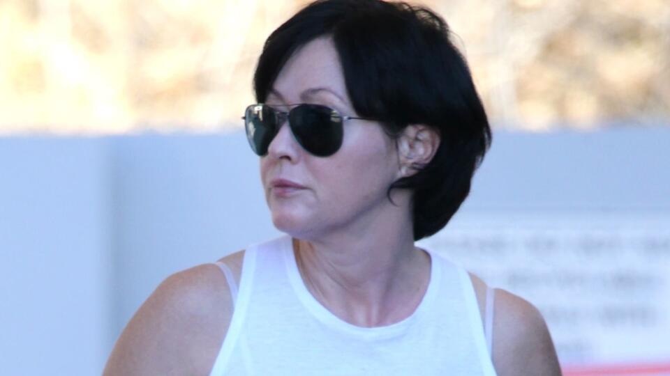 Shannen Doherty už dorastajú vlasy po chemoterapii.