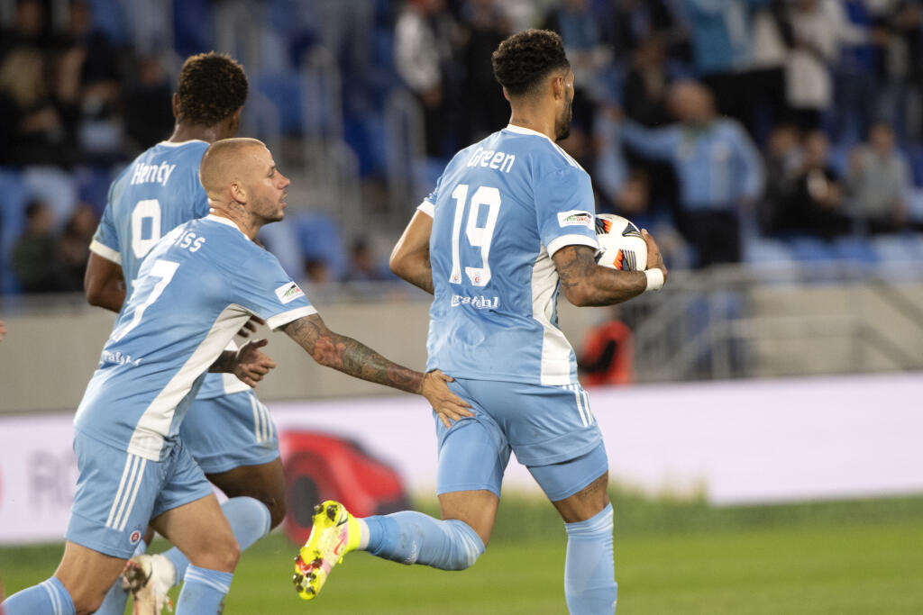 Na snímke vľavo Vladimír Weiss ml., vpravo Andre Green a v pozadí strelec vyrovnávajúceho gólu na 1:1 Ezekiel Henty (všetci Slovan) počas odvetného zápasu play off Európskej ligy ŠK Slovan Bratislava - Olympiakos Pireus 26. augusta 2021 v Bratislave. FOTO TASR - Pavel Neubauer