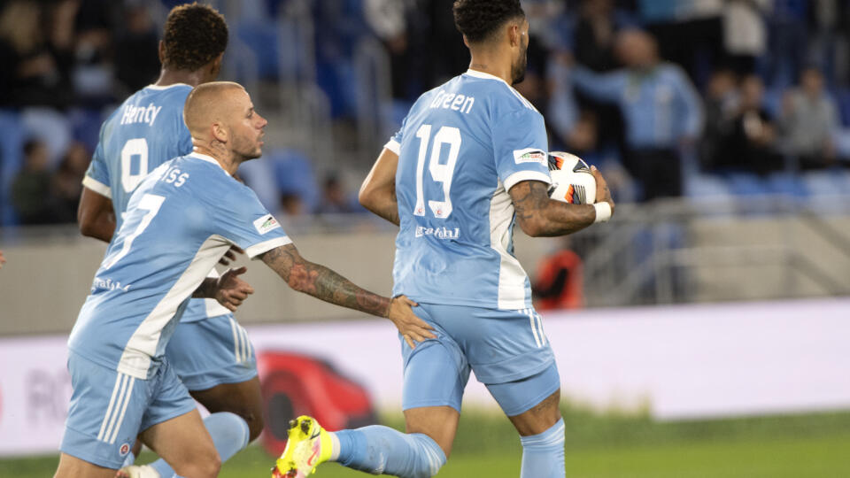 Na snímke vľavo Vladimír Weiss ml., vpravo Andre Green a v pozadí strelec vyrovnávajúceho gólu na 1:1 Ezekiel Henty (všetci Slovan) počas odvetného zápasu play off Európskej ligy ŠK Slovan Bratislava - Olympiakos Pireus 26. augusta 2021 v Bratislave. FOTO TASR - Pavel Neubauer